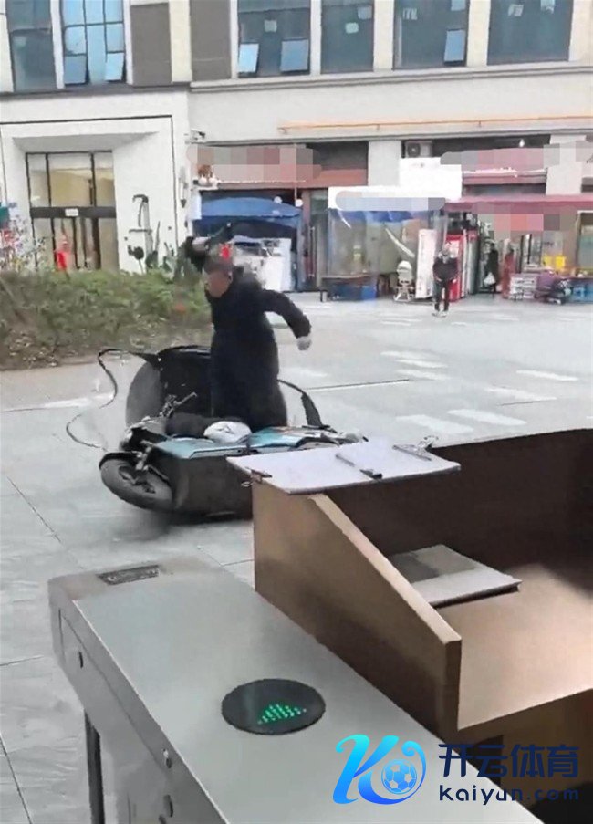 成齐一保安握械暴打他东谈主 警方介入